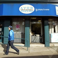 Brand kecantikan raksasa Avon didirikan oleh David McConnell pada 1886. David awalnya bekerja sebagai penjual buku. Untuk meningkatkan penjualan buku, ia memberikan parfum sebagai suvenir ke para pelanggannya. Ternyata kebanyakan pelanggan lebih suka dengan parfum ketimbang buku yang dia jual. Foto: Getty Images