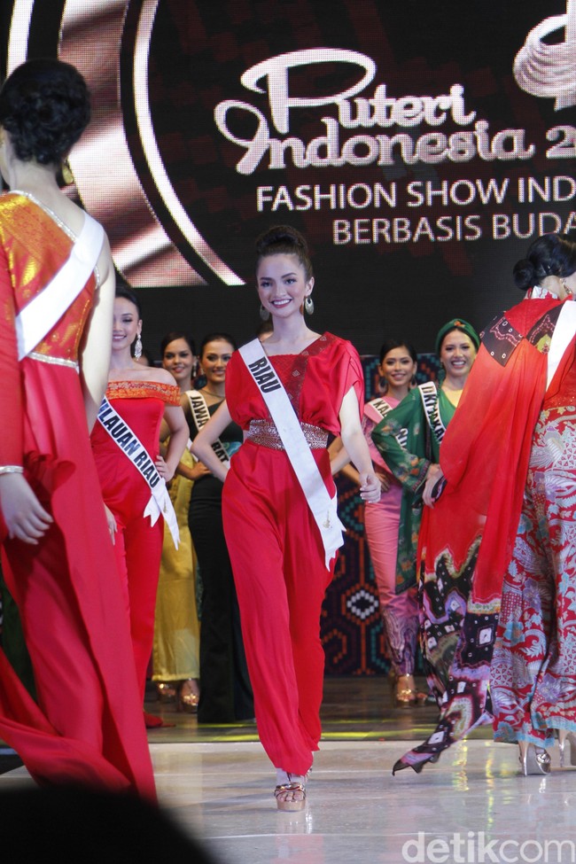 Jumpsuit dengan potongan oversized memberi volume yang tepat untuk tubuh petite finalis asal Riau, Sabrina Woro Anggraini. Foto: Mohammad Abduh/Wolipop