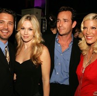 Luke Perry mengenakan jas hitam dan kemeja biru saat pose bersama rekannya sesama bintang Beverly Hills, 90210; Jason Priestly, Jennie Garth dan Tori Spelling.Foto: Getty Images