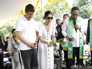 Isak Tangis Mikha Tambayong Lihat Ibunda Dikebumikan
