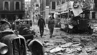 Reruntuhan bangunan di Portman Street, London, Inggris, usai mendapat serangan udara dari tentara Jerman di tahun 1940. Central Press/Hulton Archive/Getty Images  