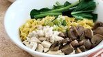 Hujan-hujan Dingin Paling Cocok Sarapan Mie Ayam Jamur yang Mantap Ini