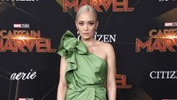 Pom Klementieff tak kalah menawan dengan dress hijau yang menunjukan bahu seksinya itu. Frazer Harrison/Getty Images