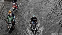 Para pengendara pun harus memelankan kecepatan agar air tidak membasahi bagian bawah tubuh pengendara. Sejumlah pengendara juga nampak menaikan kaki saat melintasi genangan air yang cukup tinggi.