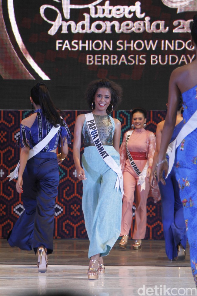 Etha Lanny Julieth Wekan dari Papua Barat tampil manis dengan busana bernuansa biru. Warna cerah ini membuat ia tampil lebih bersinar. Foto: Mohammad Abduh/Wolipop