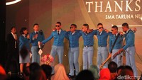 Acara ini diisi dengan hiburan yang ditampilkan oleh para siswa SMA Taruna Nusantara.
