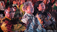 Wakapolri Komjen Pol Ari Dono (kanan) dan Ketua Panda 3 Jaya Marsekal Muda (Purn) Slamet Suryowidagdo (tengah) menghadiri acara malam keakraban Taruna Nusantara XXVIII.