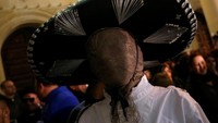 Hantu tanpa wajah mengikuti Karnaval Spontan. REUTERS/Darrin Zammit Lupi.