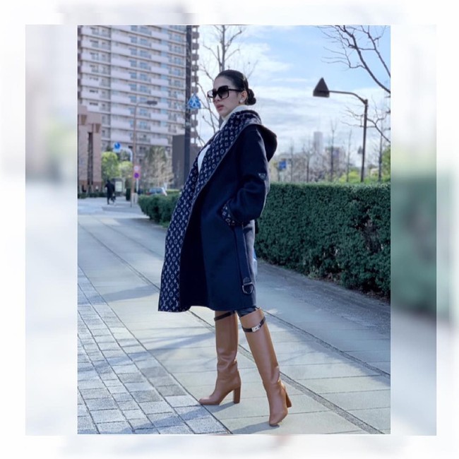 Sebelum menggelar pernikahan di Jepang pada Februari 2019, Syahrini juga liburan ke Negeri Sakura pada akhir Desember 2018 hingga awal Januari 2019. Memiliki sederet barang branded, busana dari brand high end pun melengkapi gaya liburannya. Seperti ketika berpose #ootd di trotoar ini, istri Reino Barack tersebut dibalut coat Louis Vuitton dengan mongram khas brand tersebut di bagian dalamnya. Coat yang dilengkapi hoodie ini harganya mencapai Rp 75 jutaan. Dia juga melengkapi gayanya dengan boots Hermes seharga Rp 28 jutaan. Foto: Dok. Instagram @princessyahrini