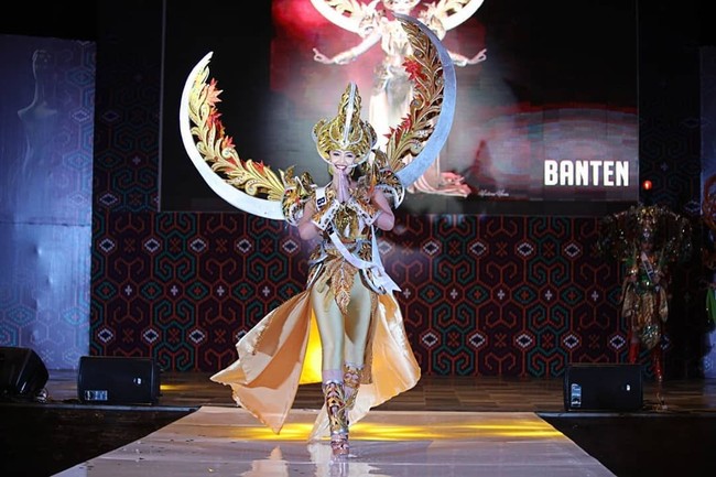 Kostum bernuansa keemasan menjadi pilihan Anastasia Praditha yang mewakili Provisi Banten. Busana tersebut dihiasi dengan sayap berbentuk bulan sabit dan ukiran-ukiran dramatis.  Foto: Instagram/@officialputeriindonesia