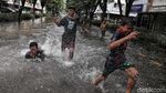 Serunya Anak-anak Bermain di Genangan Banjir ITC Mangga Dua