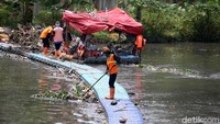 Dalam pembersihan itu petugas selain menggunakan alat berat berupa beko juga secara manual dengan menggunakan getek.