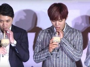 Bukan Wine, Artis K-Pop Muda Ini Justru Disuguhi Boba Milk Tea di Taiwan