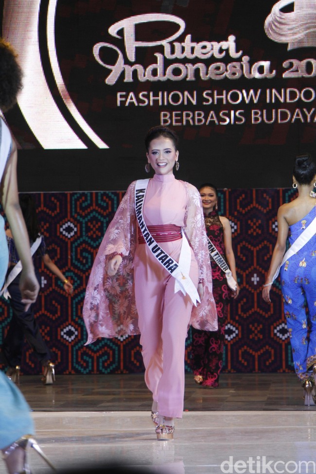 Jumpsuit warna pink dengan aksen cape bordir membuat penampilan finalis Kalimantan Utara, Adani Ladita terasa modern dan chic. Foto: Mohammad Abduh/Wolipop
