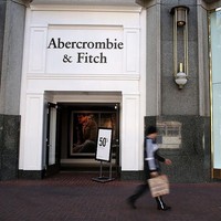 Brand fashion high-street Abercrombie & Fitch awalnya adalah sebuah perusahaan yang menjual peralatan berkemah, memancing dan berburu. Foto: Getty Images