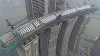 Gedung yang merupakan bagian dari Raffles City Chongqing tersebut akan dibuat memanjang di puncak gedung pencakar langit dengan 60 lantai (dok Capitaland)