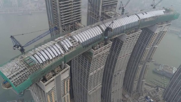 Gedung yang merupakan bagian dari Raffles City Chongqing tersebut akan dibuat memanjang di puncak gedung pencakar langit dengan 60 lantai (dok Capitaland) Gedung yang merupakan bagian dari Raffles City Chongqing tersebut akan dibuat memanjang di puncak gedung pencakar langit dengan 60 lantai (dok Capitaland)
