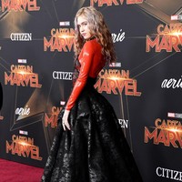 Grimes mungkin satu di antara sedikit penyanyi yang punya gaya busana yang khas. Perempuan asal Kanada ini dikenal dengan gayanya yang unik dan eksentrik. (Foto: Instagram/@grimes)