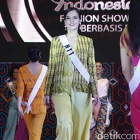 Perwakilan NTT, Maria Hostiana tak lagi asing di panggung catwalk. Wanita yang berprofesi sebagai model profesional ini cantik dibalut jumpsuit satin berwarna cerah, dengan jaket tenun senada. Foto: Mohammad Abduh/Wolipop