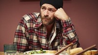 Tahun 2015 lalu, mendiang Luke Perry sempat mengikuti sebuah wawancara soal film The Beat Beneath My Feet. Saat itu ia memilih salad sebagai menu santapnya. Foto: Loose Lips