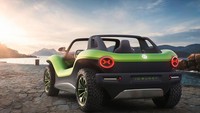 Karena selain memperlihatkan VW I.D, kini produsen mobil asal Jerman ini juga mempersiapkan mobil listrik bergaya klasik Beetle Classic Beach Buggy kelahiran 1960. Foto: Pool (Carbuzz)