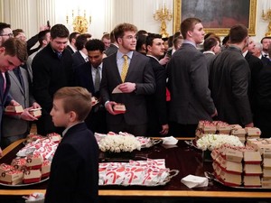 Lagi-lagi Trump Sajikan Fast Food Untuk Tim Sepak Bola