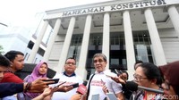 Syarat prosedural administratif demikian harus dihilangkan dan dinyatakan bertentangan dengan konstitusi. Apalagi tidak dimilikinya KTP elektronik demikian boleh jadi bukan karena kelalaian dari pemilih, tetapi karena peraturan perundangan yang mengatur demikian. Misalnya, pemilih yang akan berumur 17 tahun tidak akan memiliki KTP elektronik karena belum mencukupi umur, dan tidak diperbolehkan menurut UU Administrasi Kependudukan.