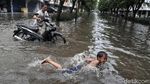 Serunya Anak-anak Bermain di Genangan Banjir ITC Mangga Dua