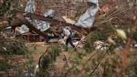 Tornado itu merusak rumah warga dan infrastruktur.