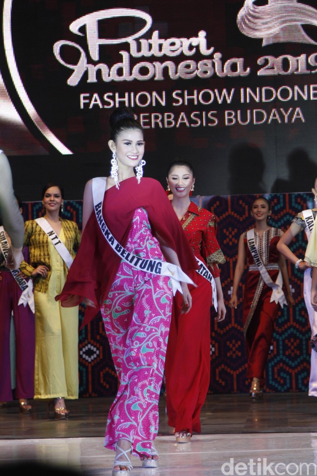 Ritassya dari Bangka Belitung tampl glamor dengan anting besar sebagai padanan jumpsuit batik berwarna pink dan blouse sifon sebagai atasannya. Foto: Mohammad Abduh/Wolipop