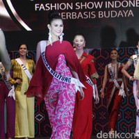 Ritassya dari Bangka Belitung tampl glamor dengan anting besar sebagai padanan jumpsuit batik berwarna pink dan blouse sifon sebagai atasannya. Foto: Mohammad Abduh/Wolipop