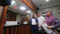 Menurut Putusan MK Nomor 01–017/PUU-I/2003, Hak rakyat untuk memilih dan dipilih adalah hak yang dijamin oleh konstitusi, undang-undang maupun konvensi internasional, maka pembatasan penyimpangan, peniadaan dan penghapusan akan hak dimaksud merupakan pelanggaran terhadap hak asasi dari warga negara.