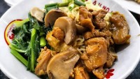 Mienya tak terlihat karena ditutupi potongan ayam dan jamur merang yang tebal. Siapa mau sarapan? Foto: Instagram @vanescecilia