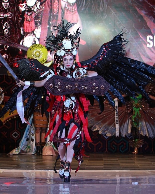 Jolene Rotinsulu, wakil Sulawesi Utara, menjelma sebagai pendekar dengan kostum bersayap yang dihiasi aksesori berbentuk tengkorak. Jolene juga melengkapi penampilan gaharnya itu dengan pedang dan perisai. Foto: Instagram/@officialputeriindonesia