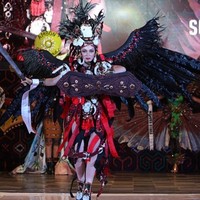 Jolene Rotinsulu, wakil Sulawesi Utara, menjelma sebagai pendekar dengan kostum bersayap yang dihiasi aksesori berbentuk tengkorak. Jolene juga melengkapi penampilan gaharnya itu dengan pedang dan perisai. Foto: Instagram/@officialputeriindonesia