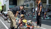 Tapi, dasar bungsu dan empat saudara pasangan mantan pembalap Firhand Ali dan Aimma Fatimah ini tak mau kecolongan, ia terus melaju tanpa memberi ruang gerak secuil pun bagi dua lawan beratnya, Yevin dan Yaniki David untuk merebut tempatnya. Foto: dok. Tanada Racing