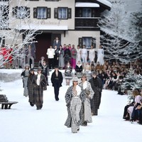 Di tengah suasana berkabung, peragaan tetap digelar dengan tata panggung yang spektakuler seperti biasanya. Kali ini, Grand Palais, gedung bersejarah yang telah menjadi ‘rumah’ untuk peragaan Chanel sejak 2005, menjelma sebagai resor di perbukitan bersalju. Foto: Getty Images