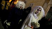 Sepasang hantu pengantin mengikuti karnaval. REUTERS/Darrin Zammit Lupi.