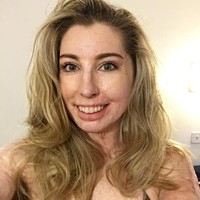 Menjadi bagian dari kampanye yang menantang stereotip tradisional tentang kcantikan, dan stigma seputar orang-orang yang terlihat berbeda ini sangat menyenangkan. Aku harap ini akan membuka mata banyak orang di industri kecantikan dan fashion, dan masyarakat pada umumnya, bahwa kita harus mengangkat role model yang lebih beragam, khususnya untuk anak muda, tutur Catrin, seperti dikutip dari Metro. Foto: Instagram/@catrinpugh