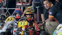 Pegokart kelahiran Jakarta, 7 Januari 2011 ini akhirnya meraih gelar juara di ajang balap Seri pembuka Rok Cup Asia di sirkuit KF1 Singapura, Minggu (3/3). Foto: dok. Tanada Racing
