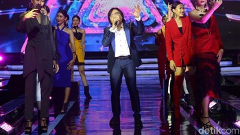 Ari Lasso menghentak panggung dengan Rahasia Perempuan. Foto: Grandyos Zafna/detikINET