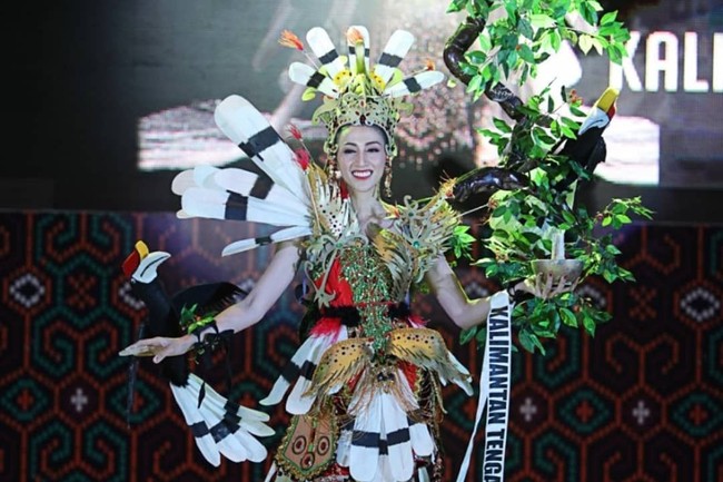 Keindahan alam Kalimantan Tengah menghiasi kostum Veronika Peny Laba. Tidak ketinggalan burung enggang bertengger di kostum tersebut.  Foto: Instagram/@officialputeriindonesia