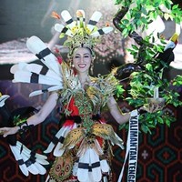 Keindahan alam Kalimantan Tengah menghiasi kostum Veronika Peny Laba. Tidak ketinggalan burung enggang bertengger di kostum tersebut.  Foto: Instagram/@officialputeriindonesia