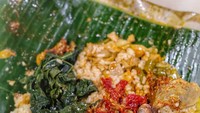 Meski umumnya dari Sumatera Barat, nasi kapau enak juga ada di Medan. Nasi Kapau Uni Emi tawarkan ayam pop sebagai menu andalan. Bedanya ayam pop di sini justru mirip ayam goreng, unik ya? Foto: Instagram seleramakan