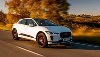 Mobil juga bisa diisi cepat sampai 80 persen selama 40 menit. Jika diisi menggunakan colokan rumah, membutuhkan waktu sekitar 10 jam, jadi harus dicas semalaman. Foto: Dok. Car of The Year