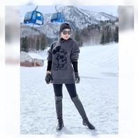 Mickey And Minnie In The Mountain! begitu Syahrini menulis pada keterangan foto yang menampilkan gayanya memakai sweater hoodie Mickey Mouse dari brand Barefoot Dreams. Sweater seharga Rp 2 juta itu dipadukannya dengan beanie dari brand yang sama. Foto: Dok. Instagram @princessyahrini