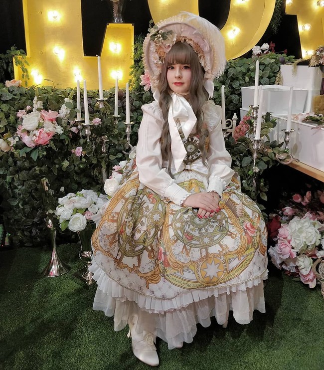 Memiliki kecintaan terhadap gaya Lolita di era Victoria dan Rococo, membuat Nea Viitamaa mantap memutuskan untuk bergaya Lolita setiap hari. Wanita berusia 19 tahun ini tak pernah memakai baju lain selain baju Lolita. Foto: Instagram/genesisoftheend