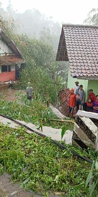 Garut Dilanda Longsor, 3 Rumah Rusak dan Seorang Warga Terluka