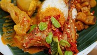 Duh, jangan ngiler ya! Netizen ini pilih nasi kapau dengan lauk ayam goreng sambal lado plus pete. Foto: Instagram sibungbung