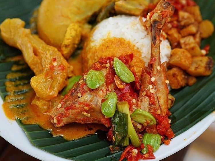 Lamak Bana! Nasi Kapau Berlauk Komplet Buat Makan Siang